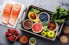 Nên ăn các loại thức ăn giàu sắt, protin canxi thay cho các loại thức ăn nhiều chất béo và đường.