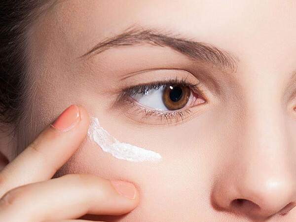 Sử dụng kem dưỡng mắt để hạn chế nếp nhăn cho da khô