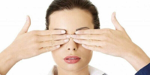 Massage xung quanh mắt giúp xóa nhăn hiệu quả
