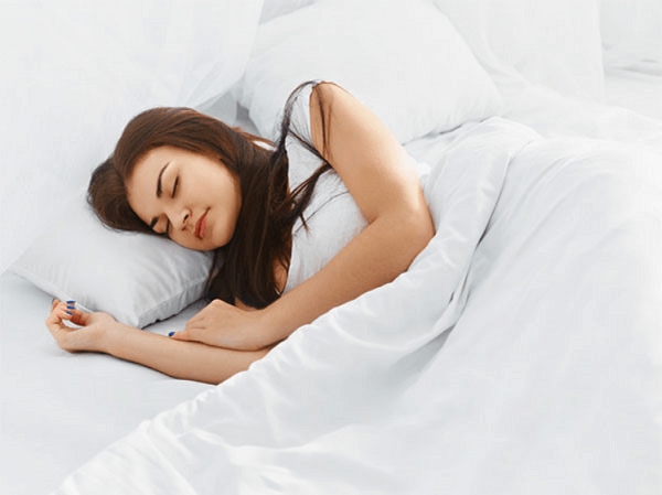 Ngủ đủ giấc và đúng giờ là yếu tố quan trọng giúp bạn cải thiện nếp nhăn