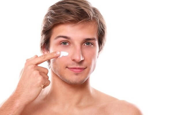 Kem chống nắng - bước không thể thiếu trong quy trình chăm sóc da mặt cho nam