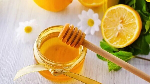 Sử dụng chanh tươi cùng mật ong